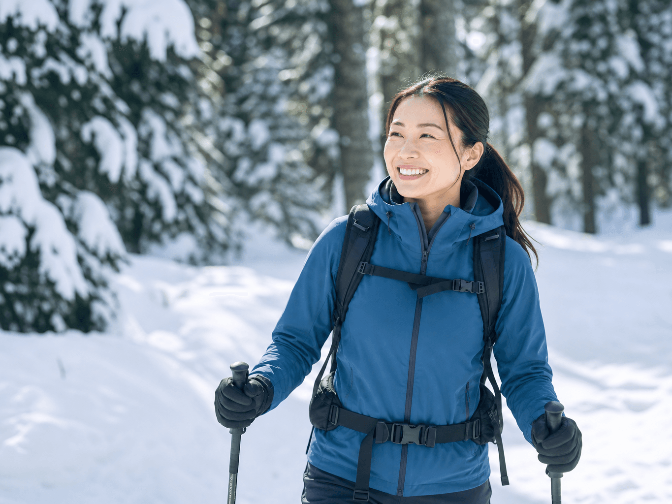 スノーシューで雪山をトレッキングする女性 - Woman Snowshoeing Through a Snowy Forest
