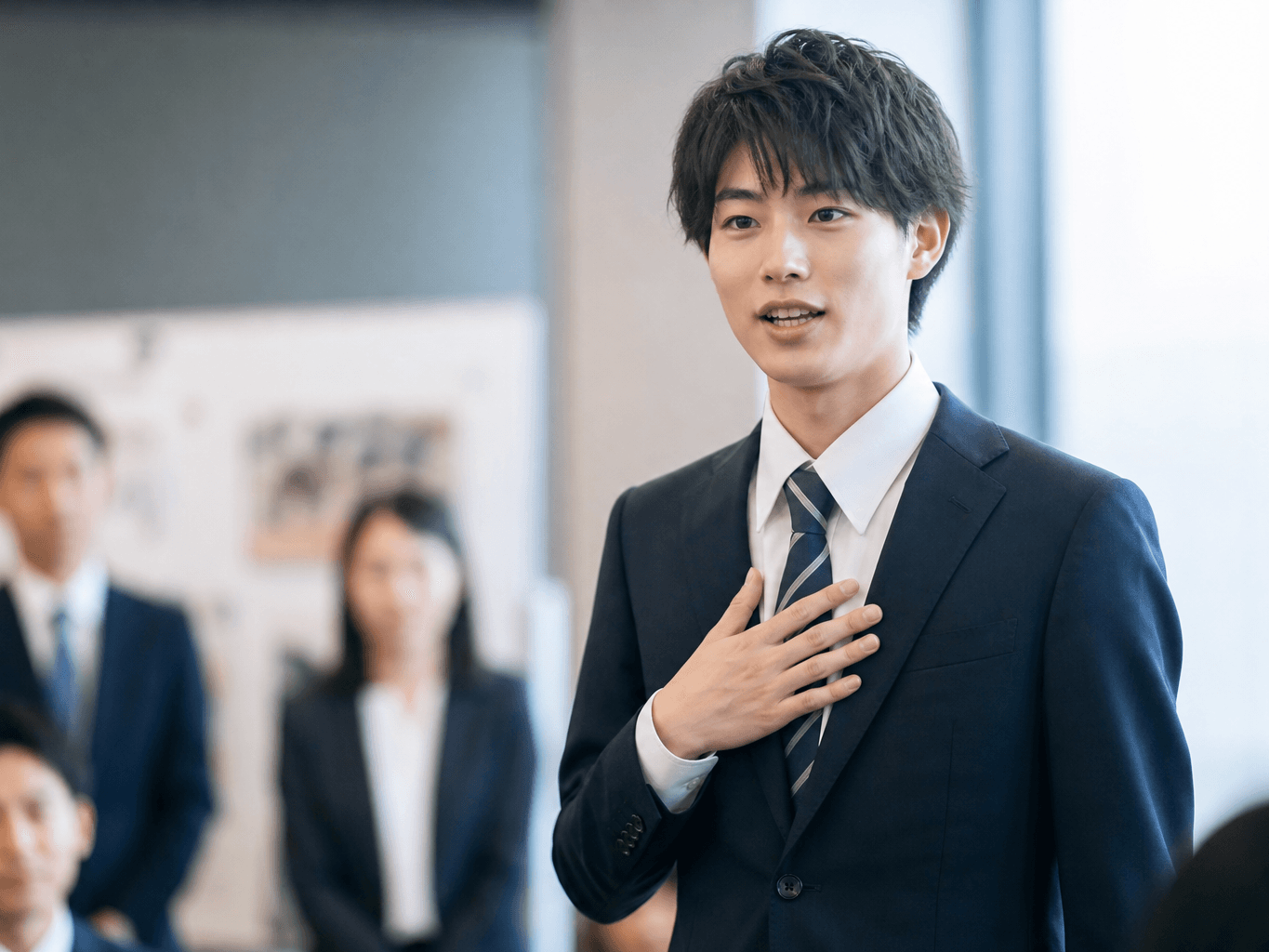 チームに自己紹介をする新入社員 - New Employee Introducing Himself to the Team