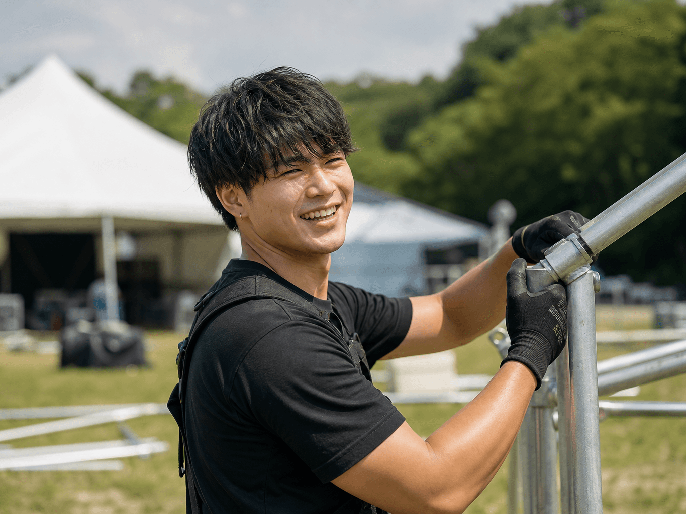 野外フェスを設営するスタッフ - Staff Setting Up for an Outdoor Festival