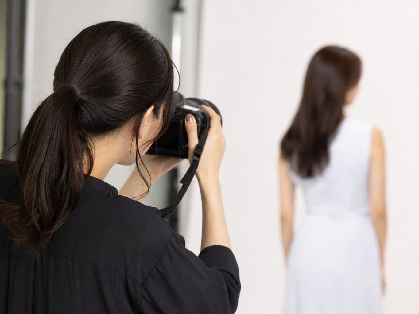 スタジオで撮影するフォトグラファー - Photographer shooting a model in a studio