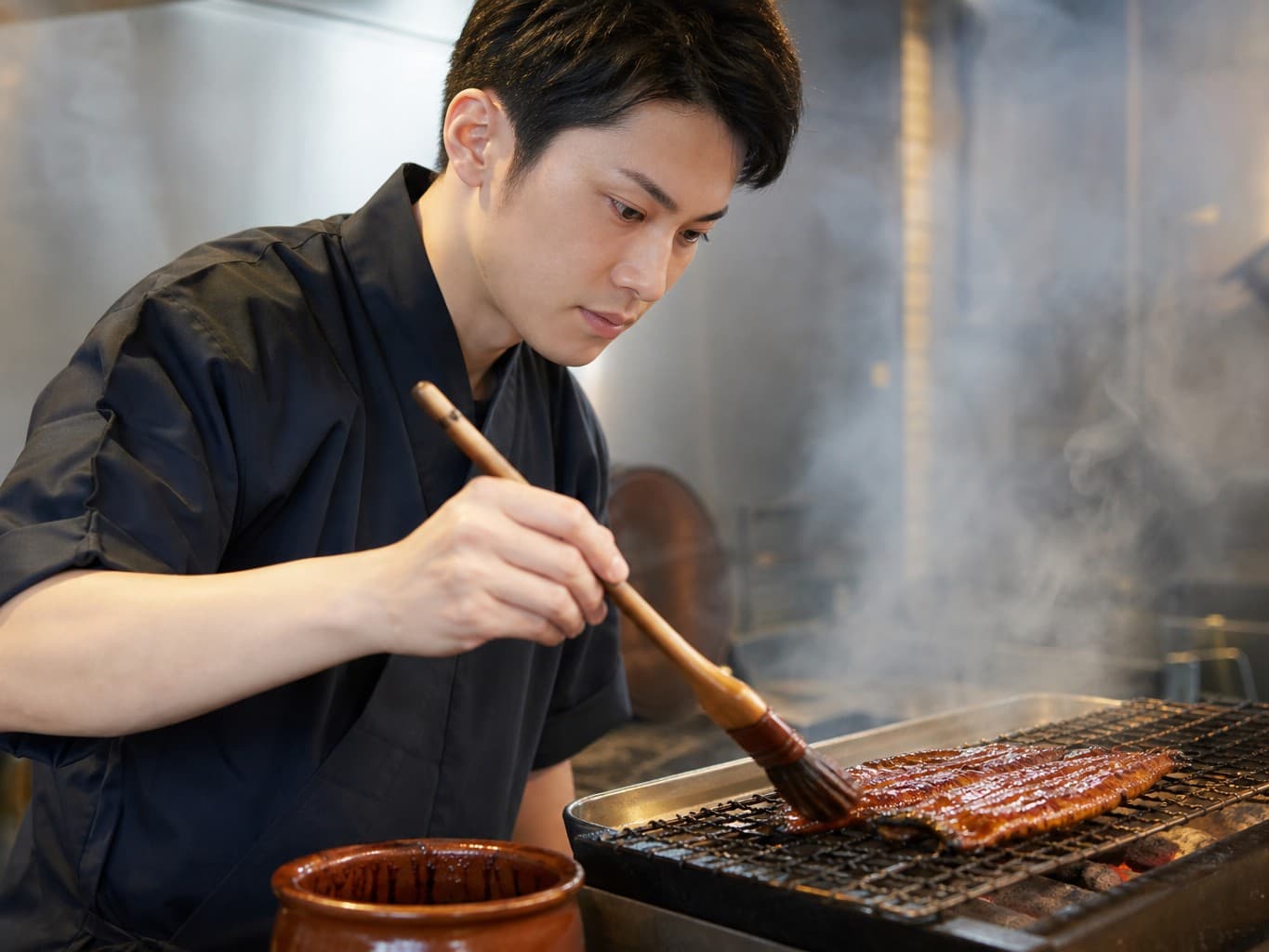 炭火でうなぎを焼く鰻職人 - Eel chef grilling eel over charcoal