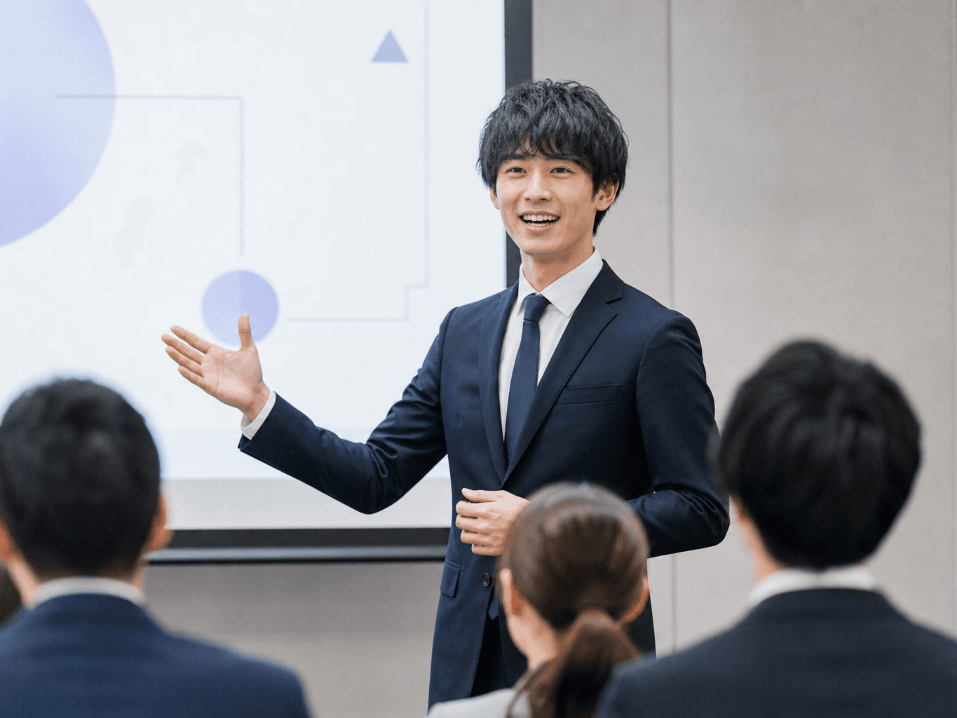 会社説明会でプレゼンをする人事担当者 - HR Representative Giving a Company Presentation