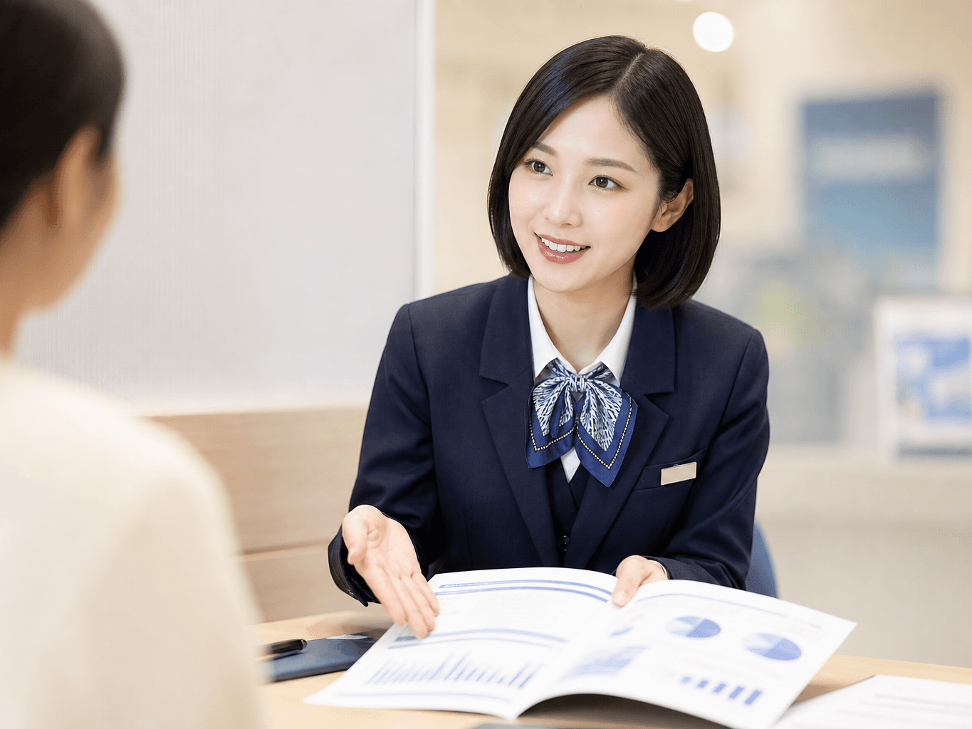 ライフプラン相談に乗る銀行員 - Bank Employee Consulting on a Life Plan