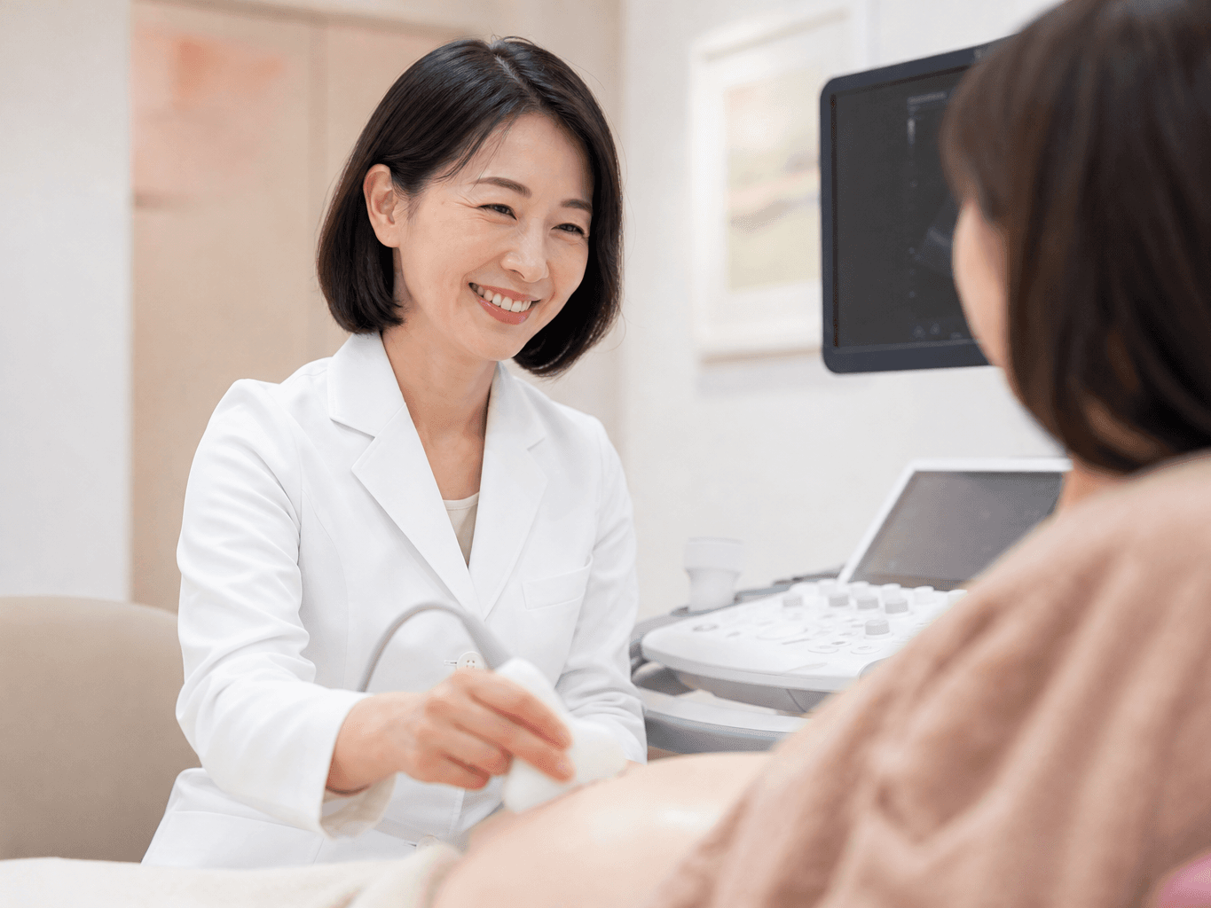 妊婦健診をする助産師 - Midwife Conducting a Prenatal Checkup