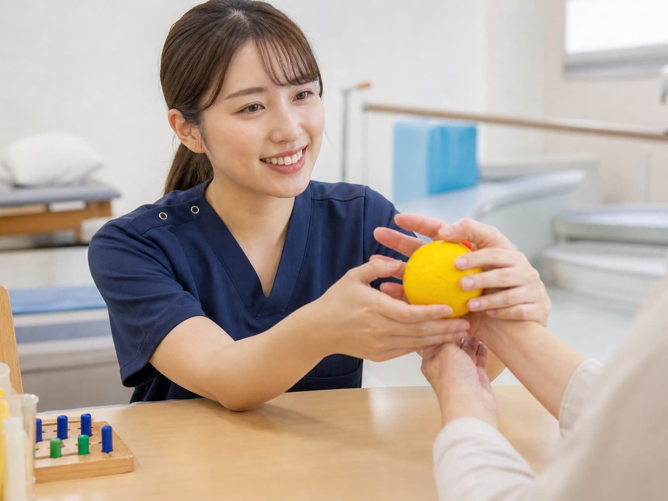 手のリハビリを支援する作業療法士 - Occupational therapist assisting hand rehabilitation