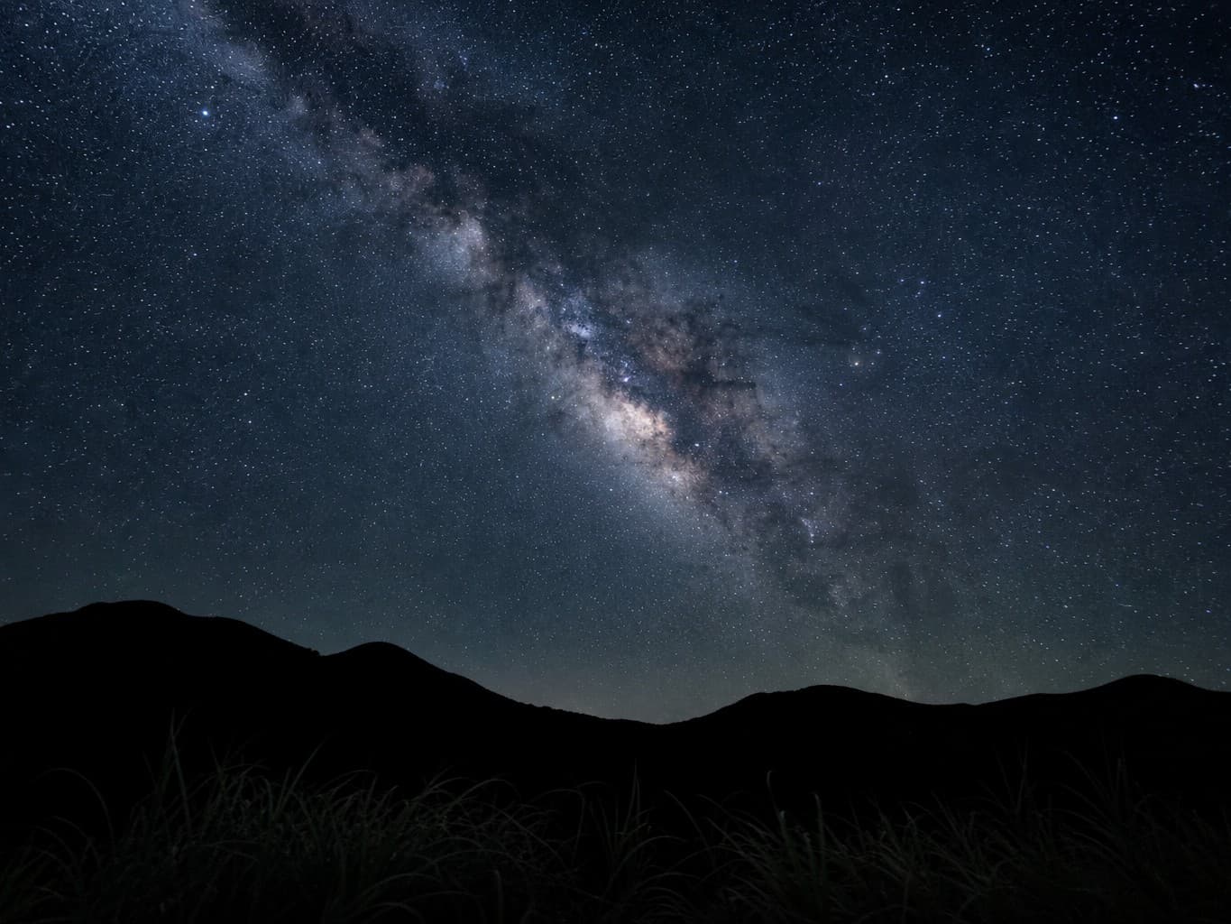 山の上にかかる天の川 - Milky Way over a mountain silhouette