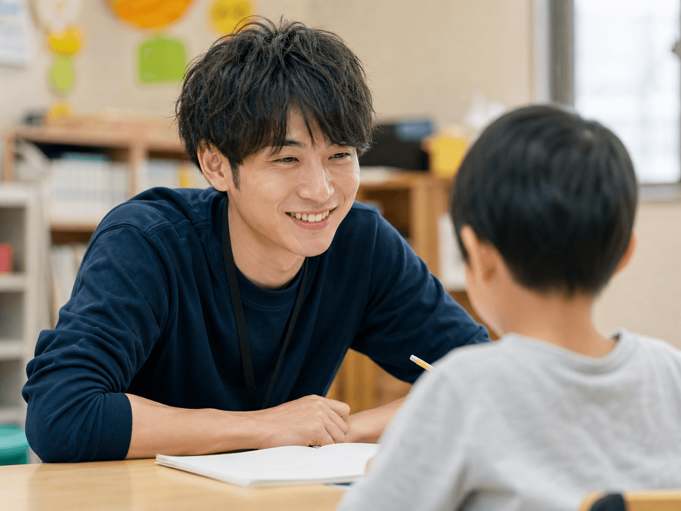 宿題を見守る学童保育指導員 - After-School Program Staff Supervising Homework