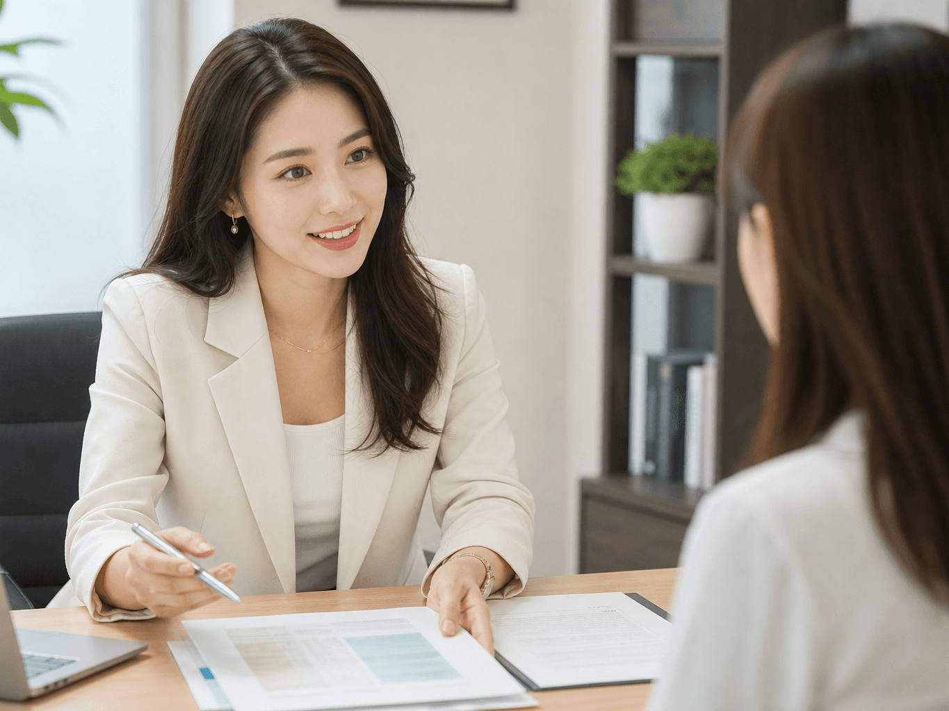 書類作成について説明する行政書士 - Administrative scrivener explaining document procedures to a client