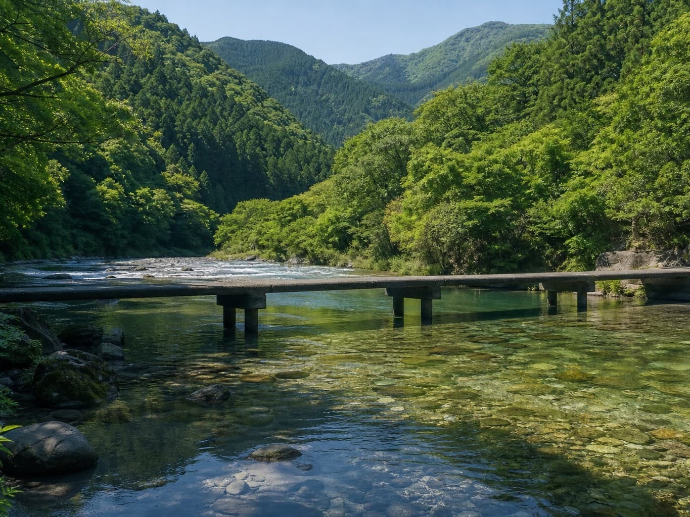 山あいの川に架かる沈下橋 - Low railless bridge over a clear mountain river