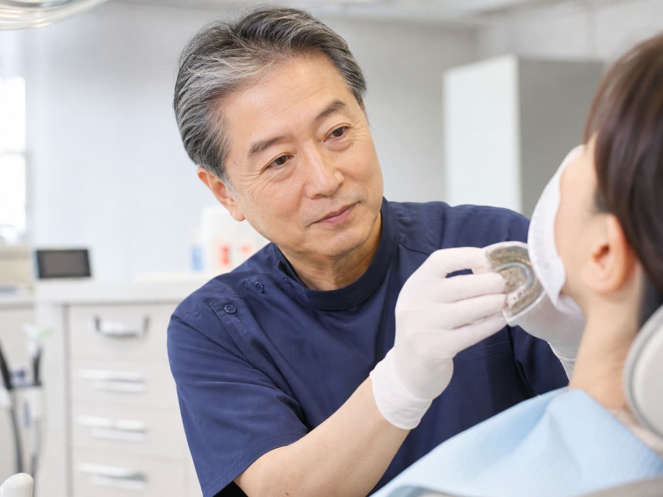 入れ歯の型を取る歯科医 - Dentist taking an impression for dentures