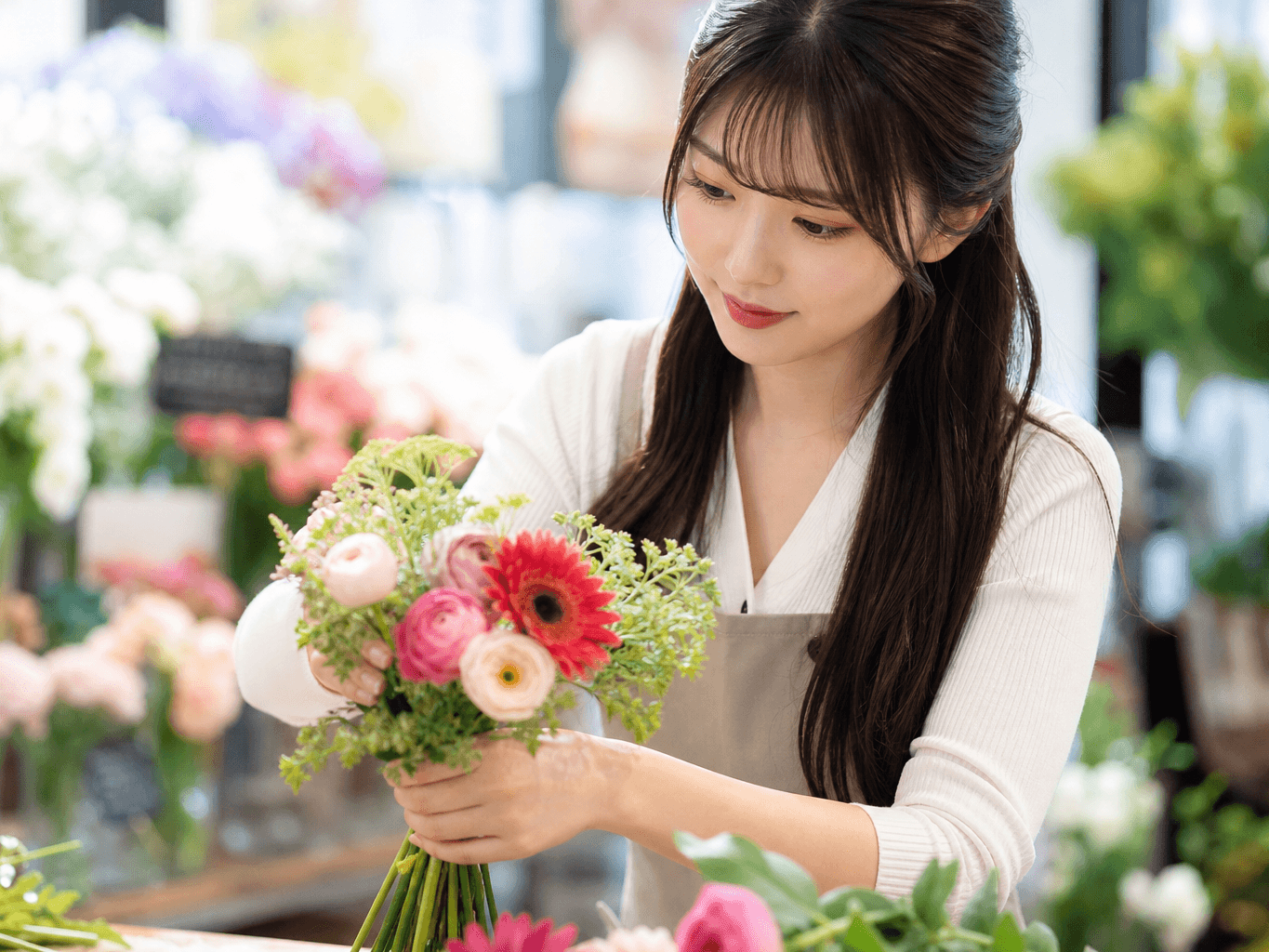 花束を作る花屋のスタッフ - Florist Arranging a Bouquet