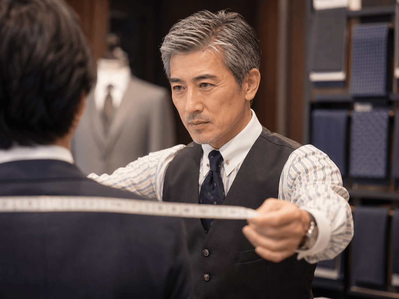 採寸をするテーラー - Tailor Measuring a Customer for a Suit