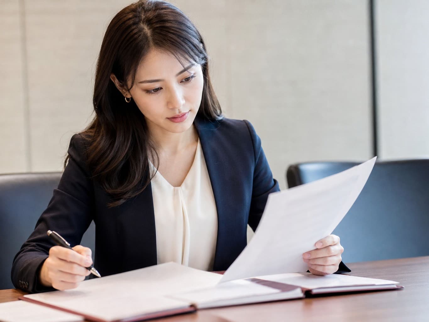 契約書を確認する法務担当 - Legal staff reviewing a contract