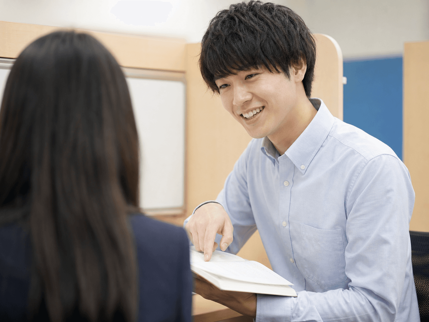 個別指導をする学習塾の講師 - Tutor Teaching a Student One-on-One