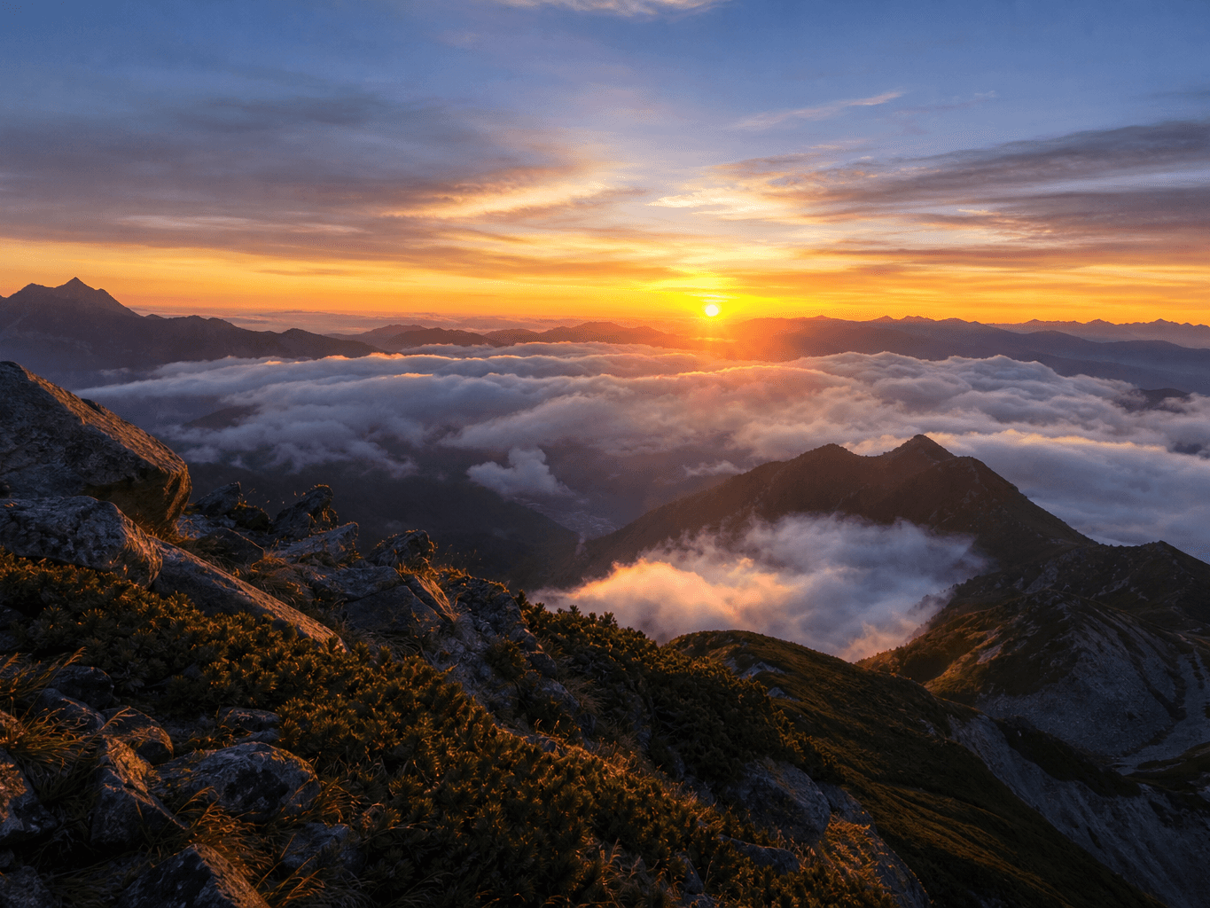 雲海に浮かぶ山々の朝焼け - Sea of clouds below mountain ridges at sunrise