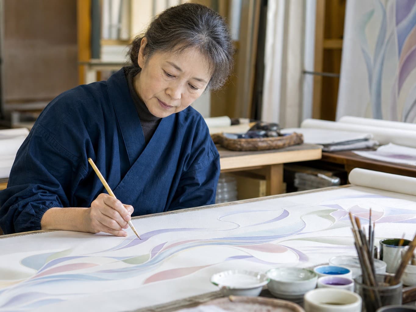 反物に染料で模様を描く友禅染職人 - Yuzen dyer painting a pattern on kimono fabric