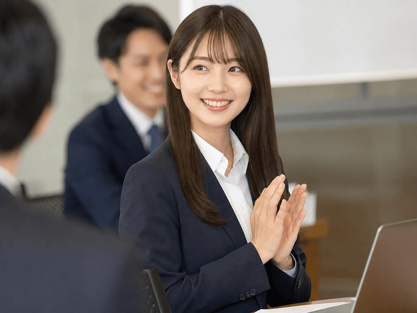 会議で同僚に拍手を送る女性社員 - Businesswoman Applauding During a Meeting
