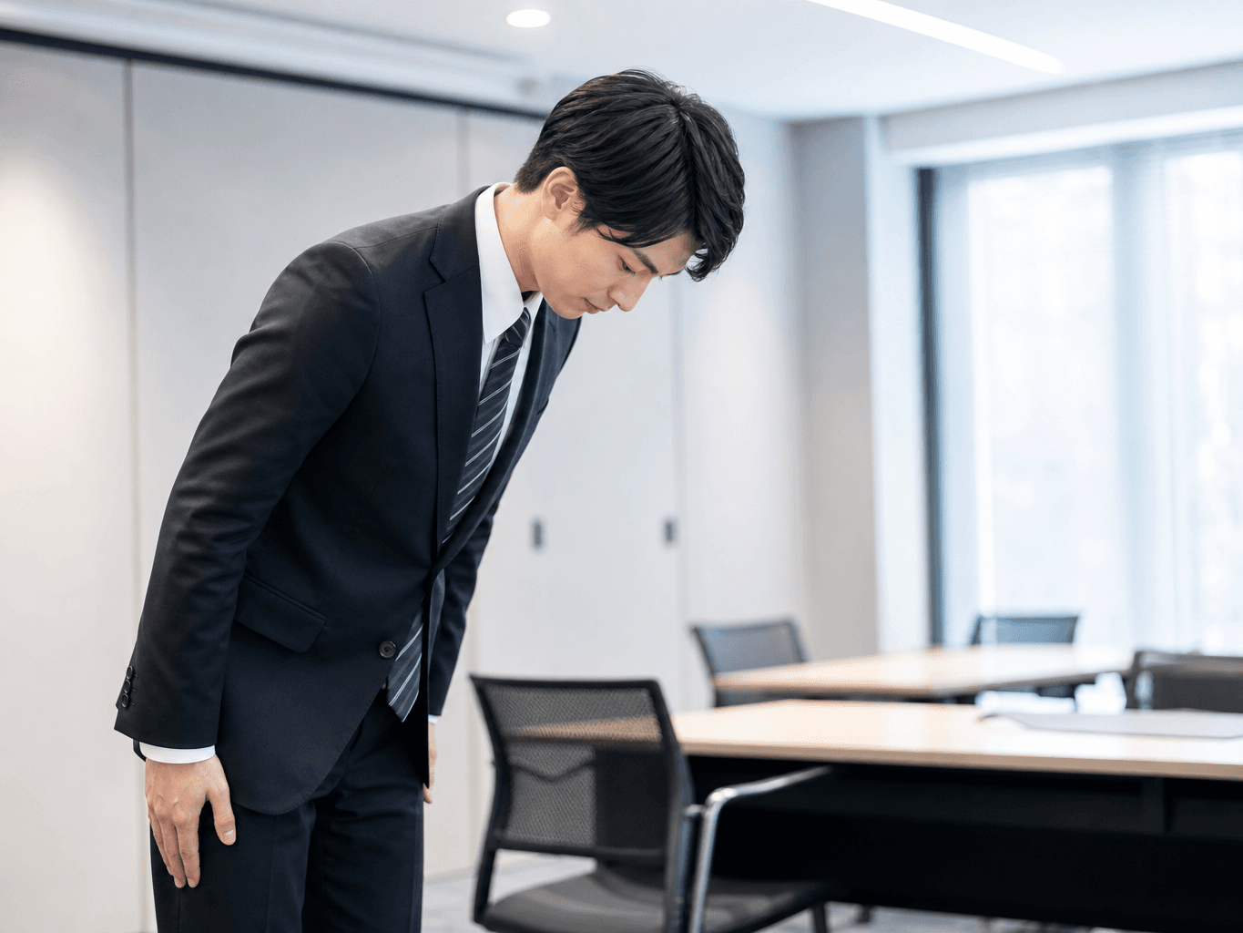 面接終了後に深々と一礼する就活生 - Job Applicant Bowing Deeply After an Interview
