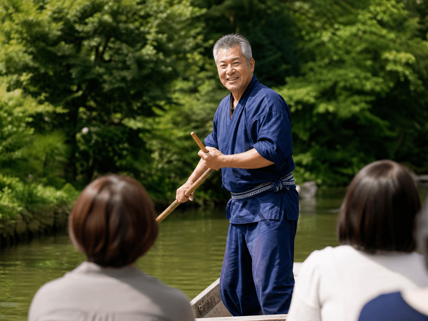 観光客を案内する渡し船の船頭 - Boatman Guiding Tourists on a River Boat