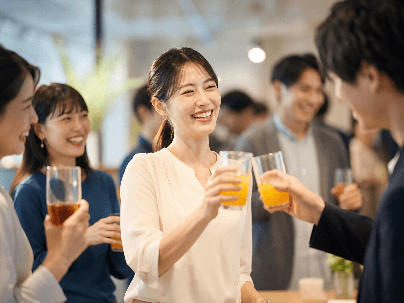 社内イベントで乾杯する社員たち - Coworkers Toasting at a Company Event