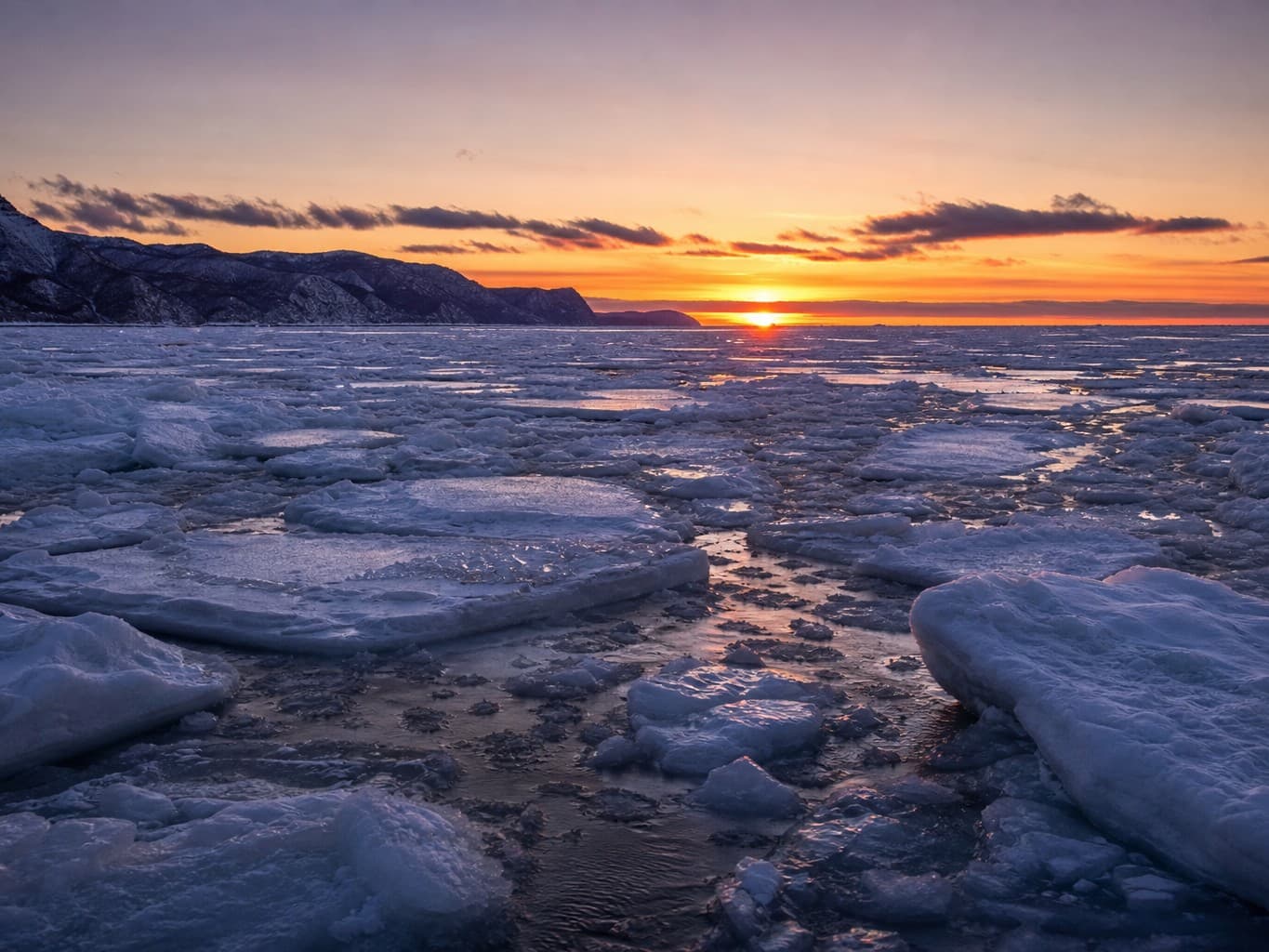 夕暮れの海に漂う流氷 - Drift ice floating on a winter sea at dusk