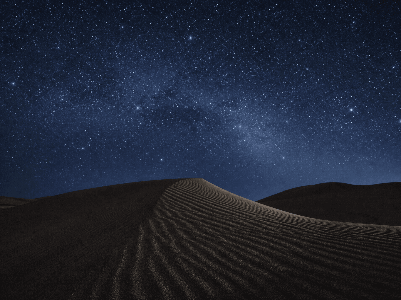 砂丘に広がる満天の星空 - Starry sky over sand dunes with rippled patterns