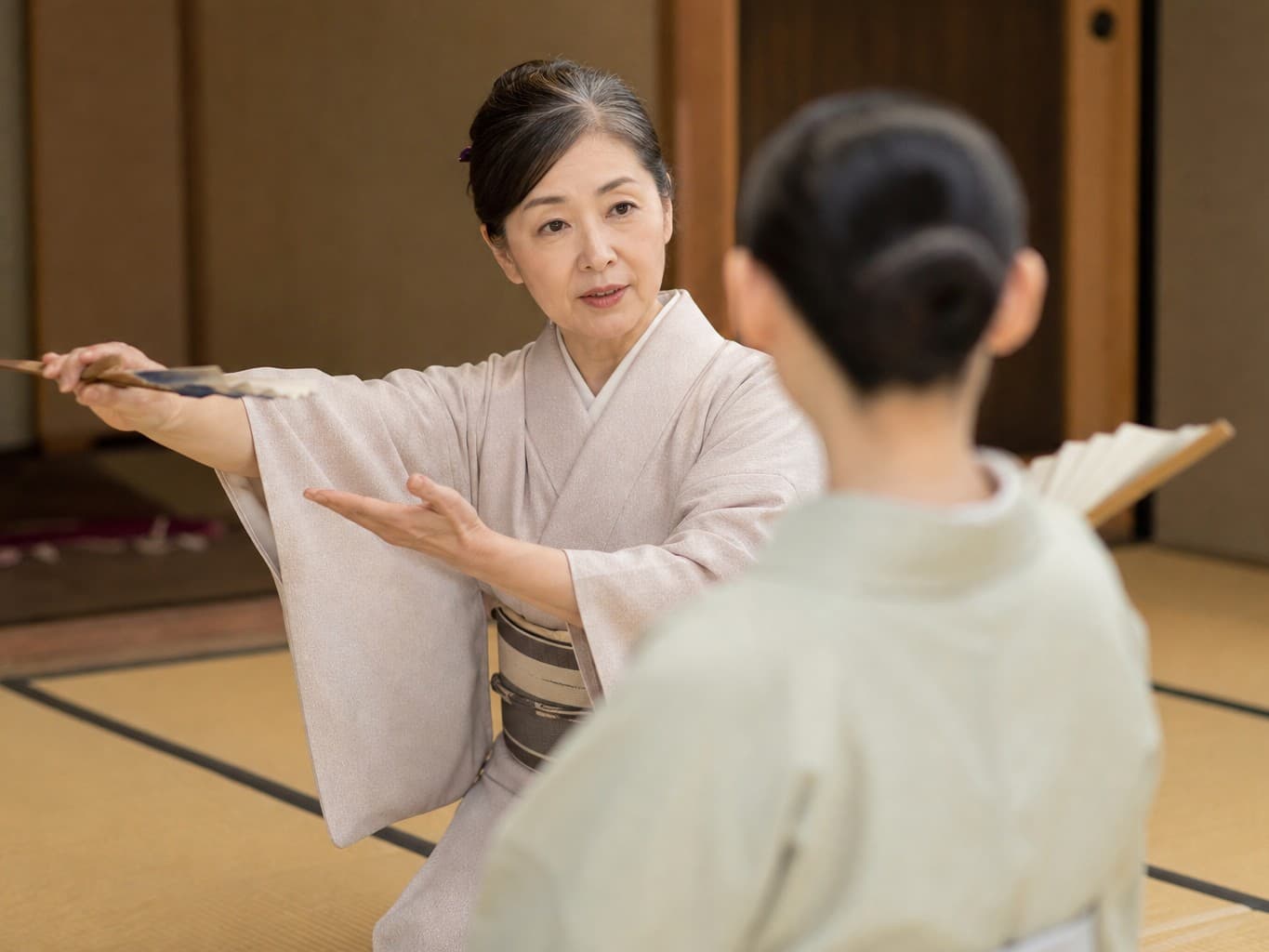 弟子に所作を教える日本舞踊の師匠 - dance master teaching a pupil movements