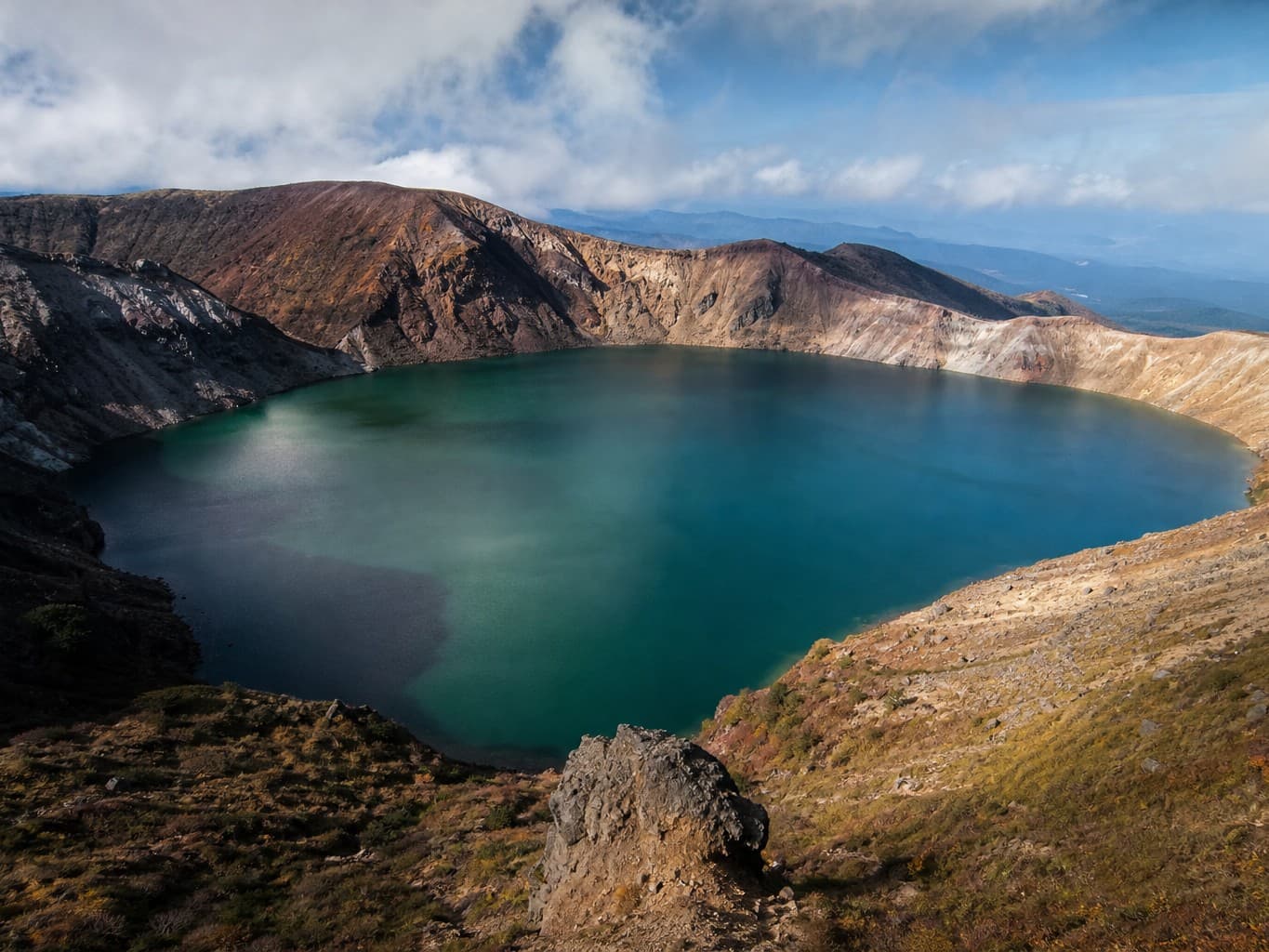 展望台から望むカルデラ湖の絶景 - Caldera lake viewed from a scenic overlook