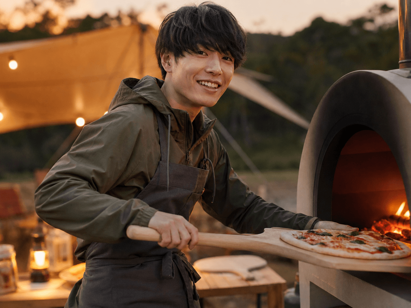 ピザ窯でピザを焼くキャンパー - Camper Baking Pizza in an Outdoor Oven