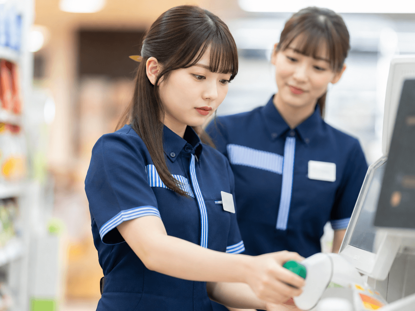 レジで接客練習をする新人スタッフ - New Convenience Store Staff Practicing Customer Service