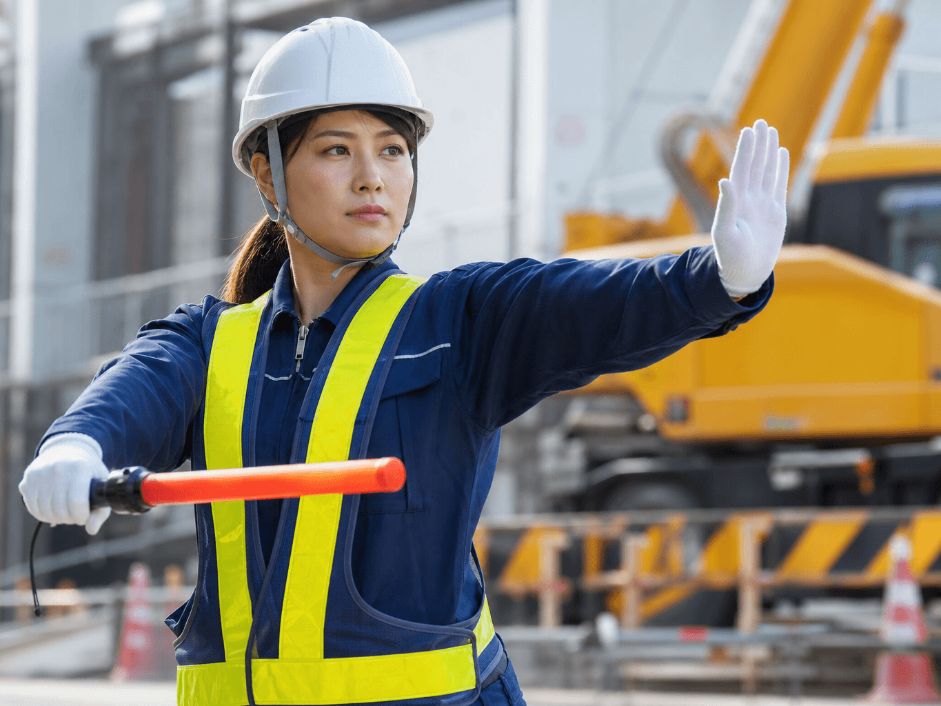 建設現場で合図を送る誘導員 - Construction Site Signal Guide Directing a Crane
