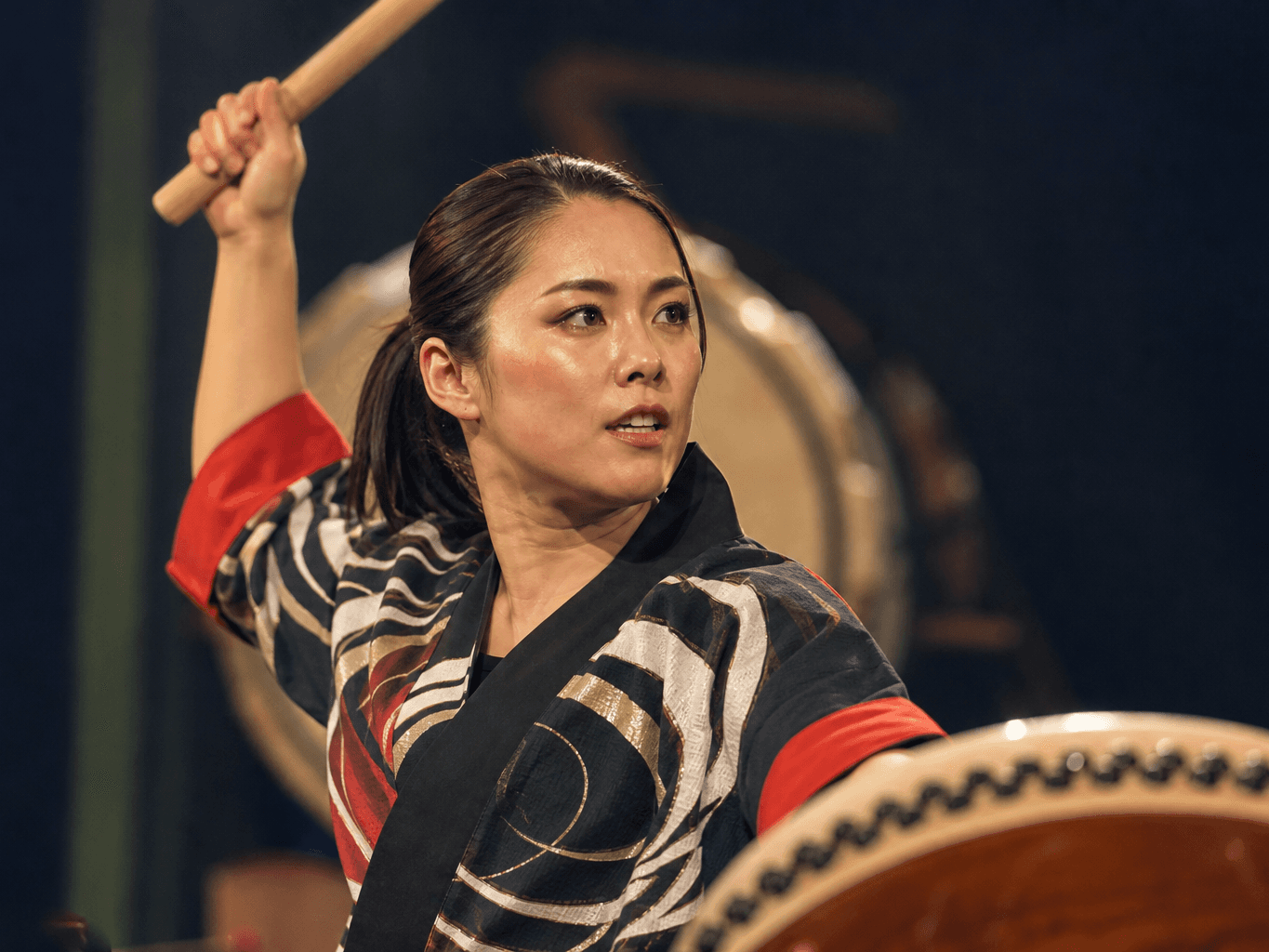 和太鼓を演奏する奏者 - Woman Performing on Taiko Drums