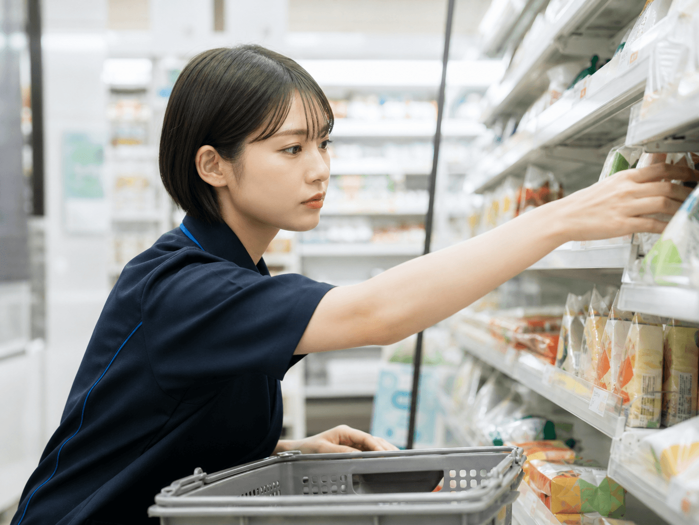 品出しをするコンビニスタッフ - Convenience Store Staff Restocking Shelves