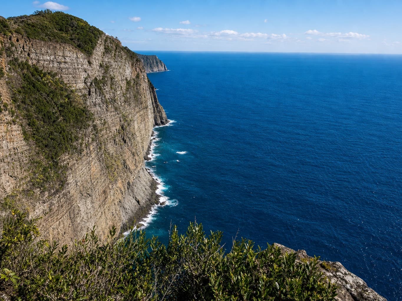 断崖から見下ろす青い海の絶景 - Sweeping view of the blue sea from a steep cliff