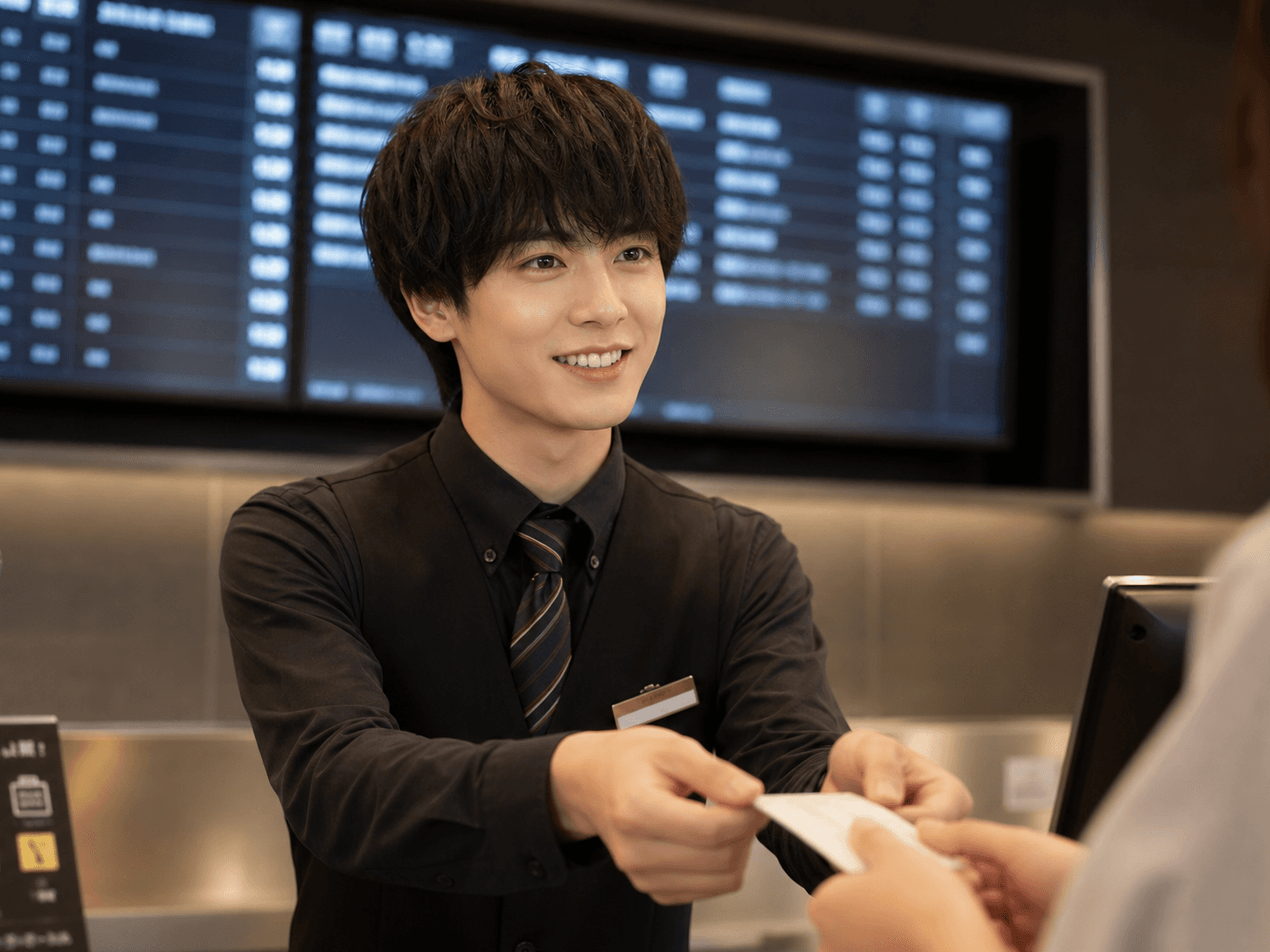 チケットを発券する映画館スタッフ - Movie Theater Staff Issuing a Ticket