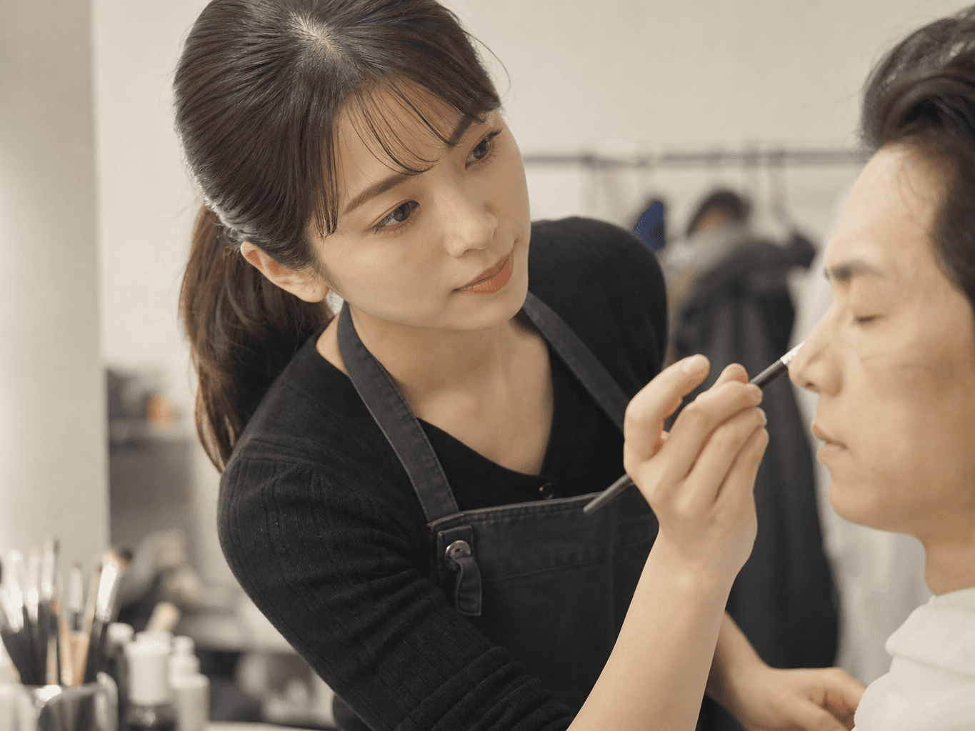 役者にメイクを施すアーティスト - Makeup Artist Applying Makeup to an Actor