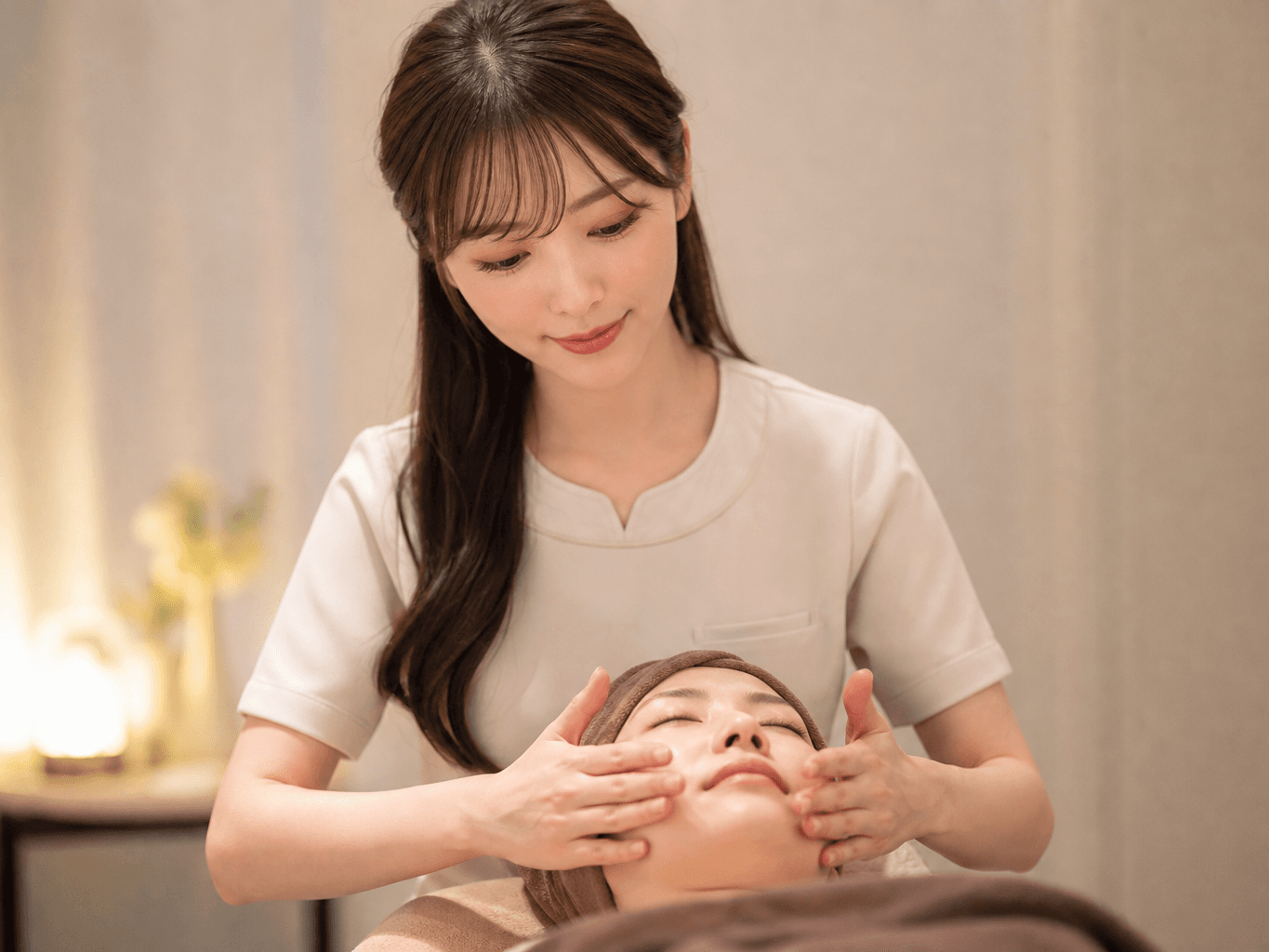 フェイシャル施術をするエステティシャン - Esthetician Giving a Facial Treatment