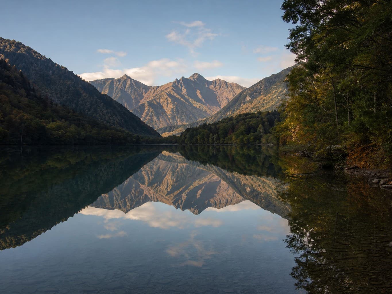 山並みが映り込む鏡のような湖面 - Mountains reflected on a mirror-calm lake at dawn