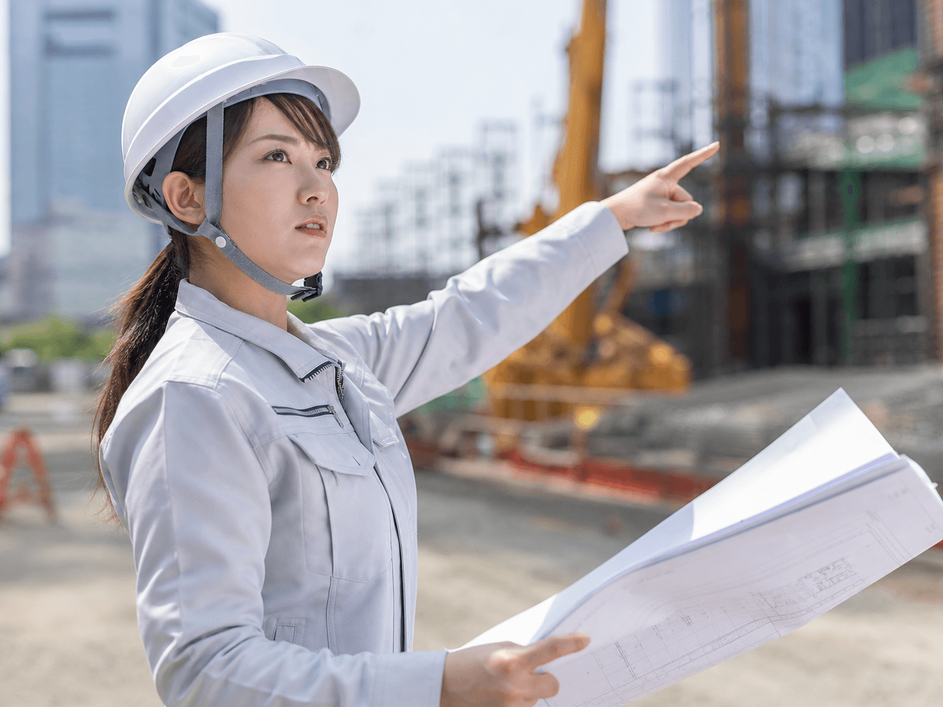 建設現場で指差し確認をする作業員 - Construction Worker Doing a Safety Check with Blueprints