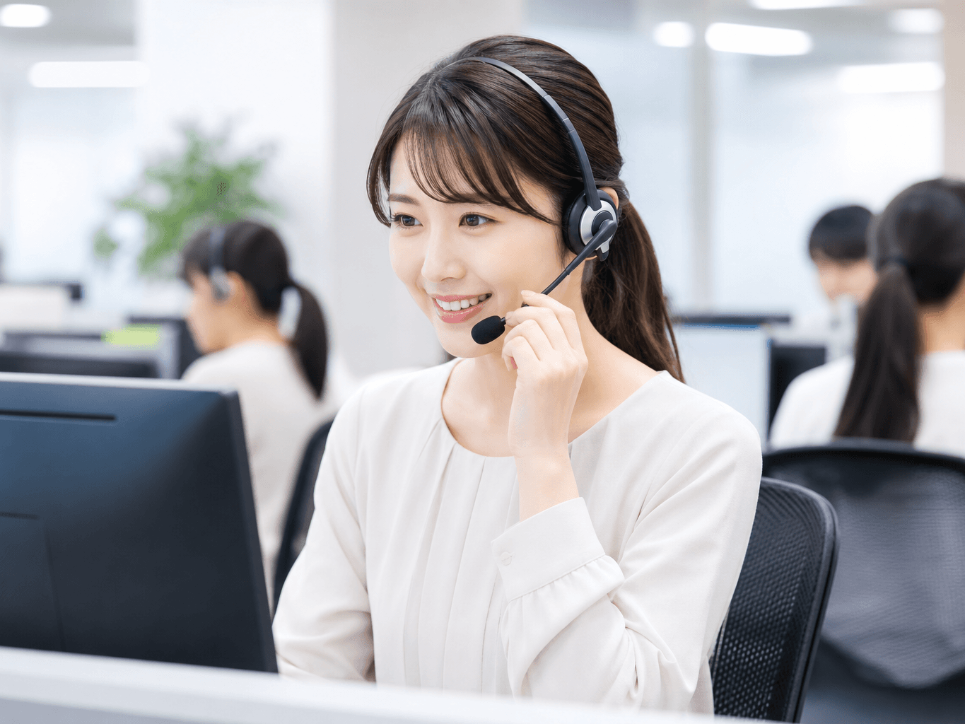 コールセンターでヘッドセットを装着し丁寧に電話対応する様子 - Call Center Operator Assisting a Customer