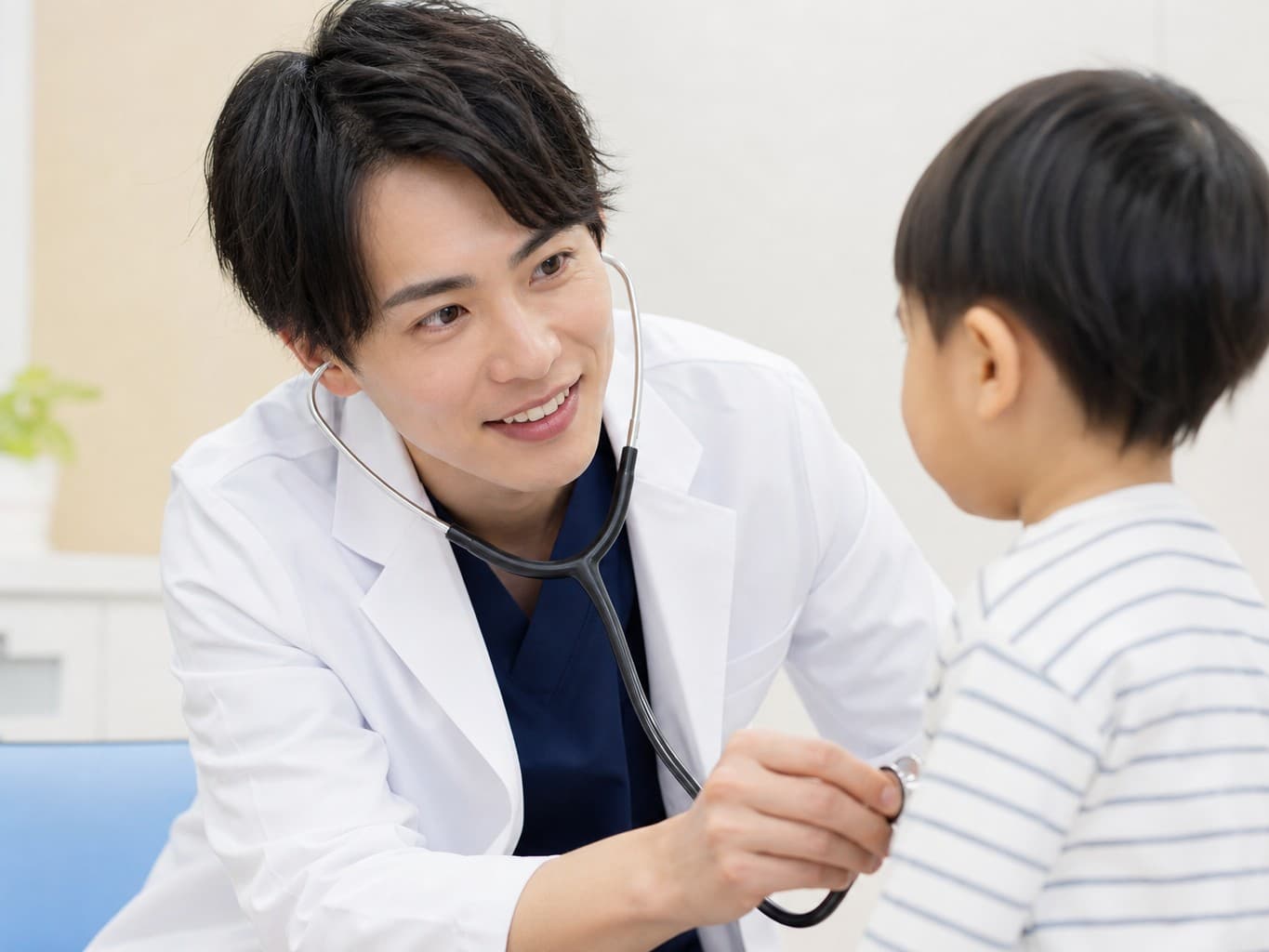 子どもを診察する小児科医 - Pediatrician examining a child with a stethoscope
