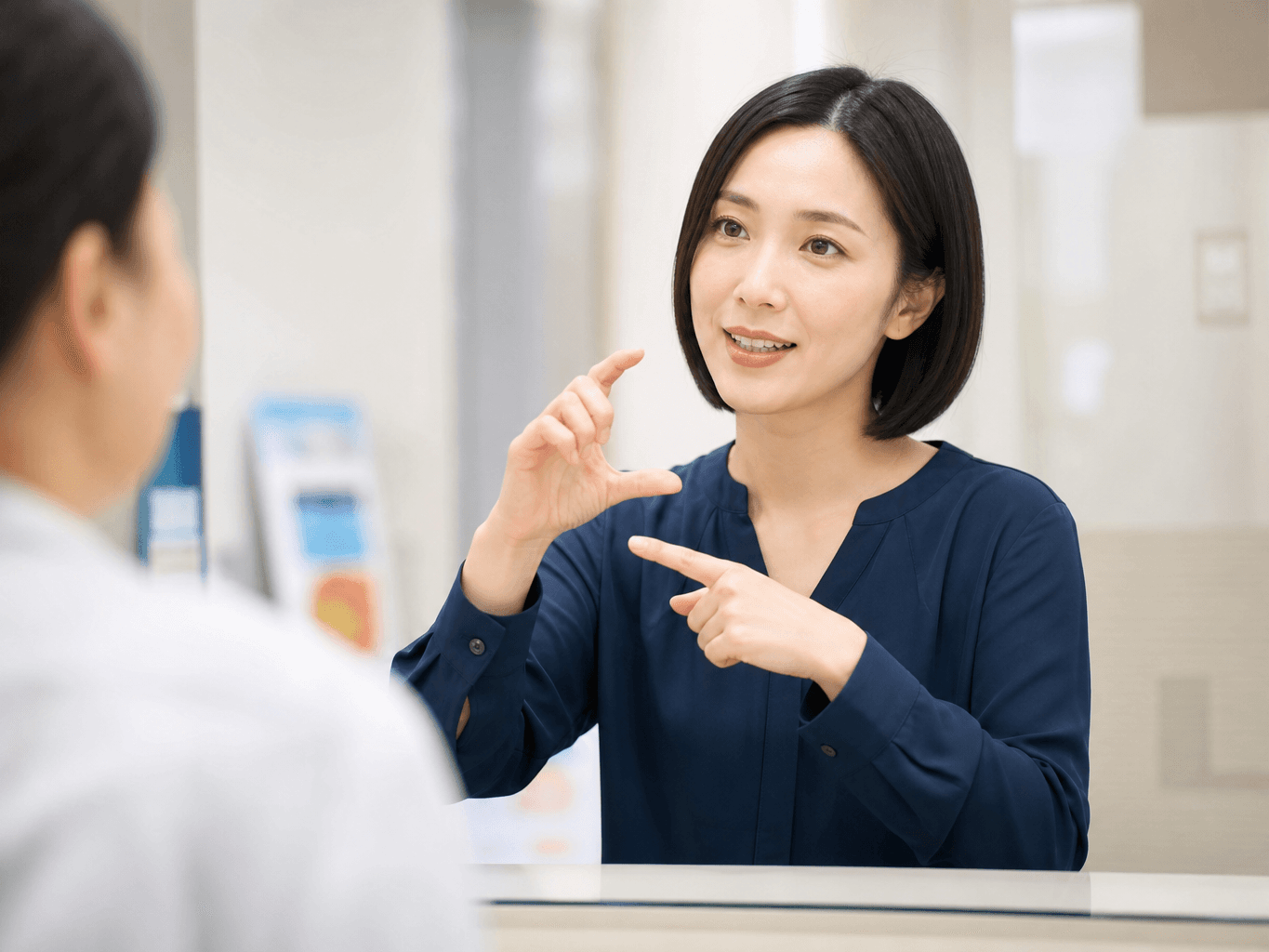 手話で説明をする手話通訳士 - Sign Language Interpreter Explaining Information