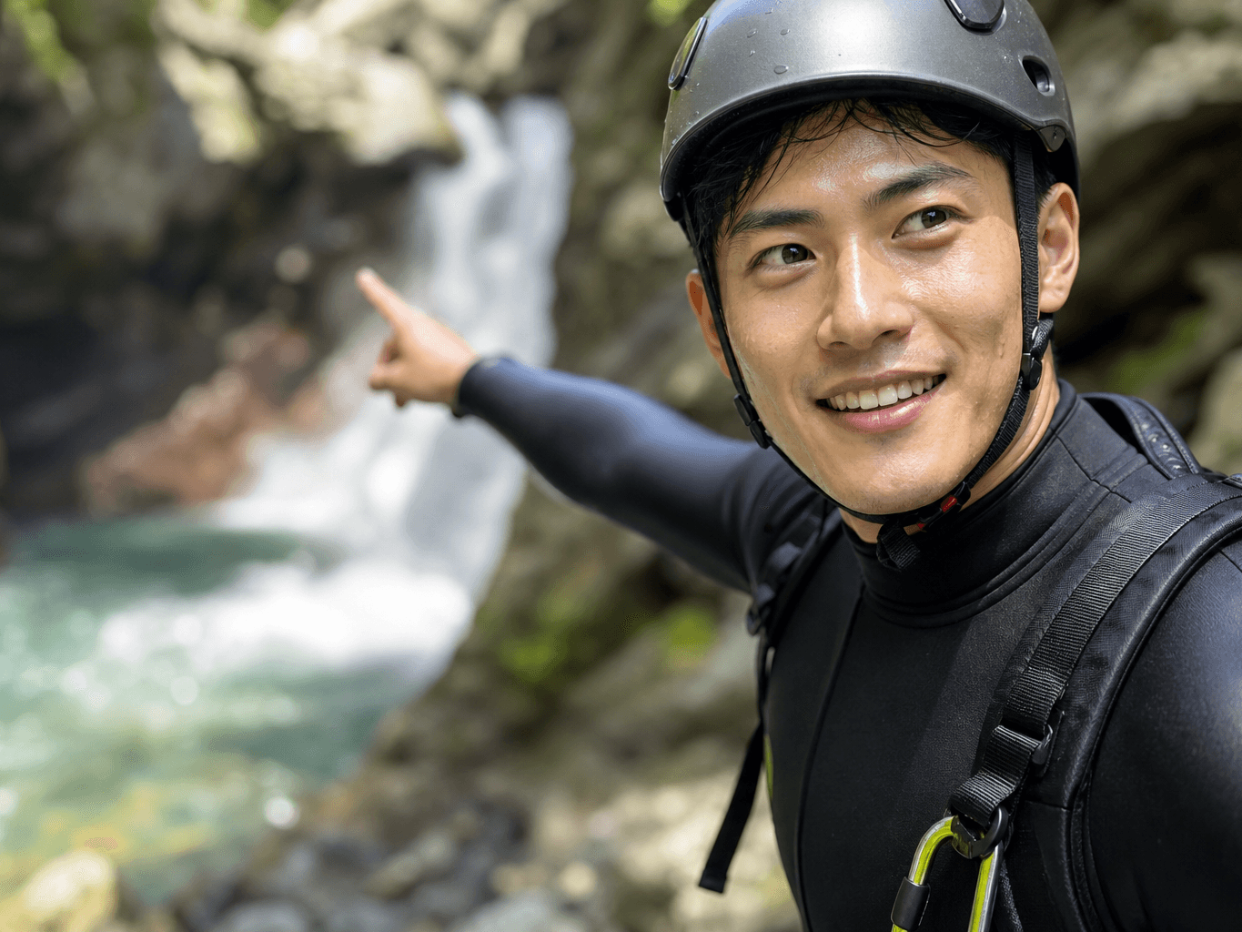 滝つぼへ案内するキャニオニングガイド - Canyoning Guide Leading the Way to a Waterfall Pool
