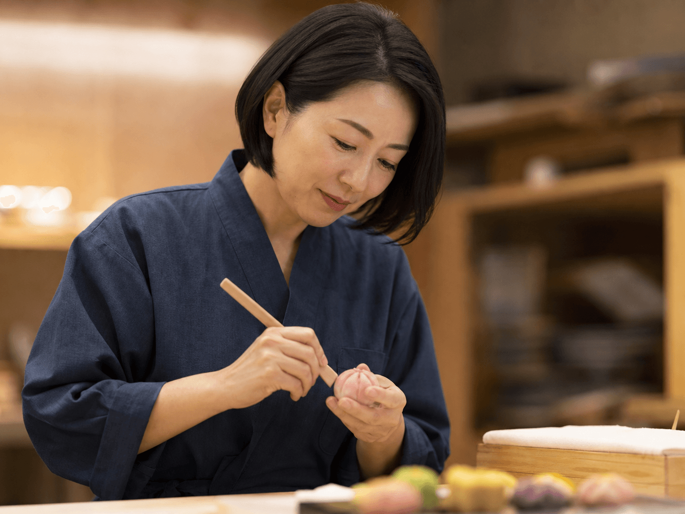 練り切りを成形する和菓子職人 - Wagashi Artisan Shaping Traditional Sweets