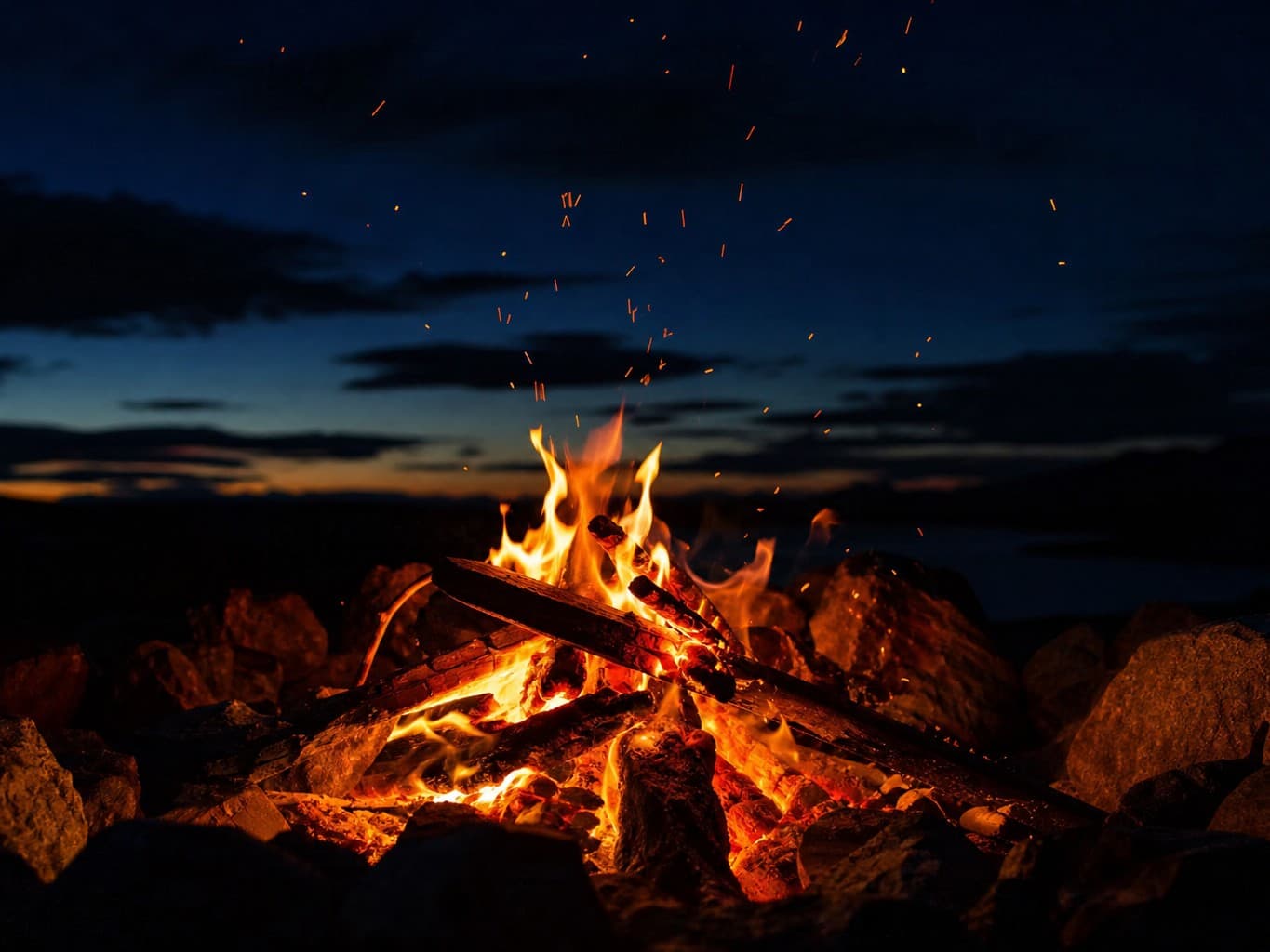 夜の焚き火と舞い上がる火の粉 - Campfire flames and rising sparks in the night
