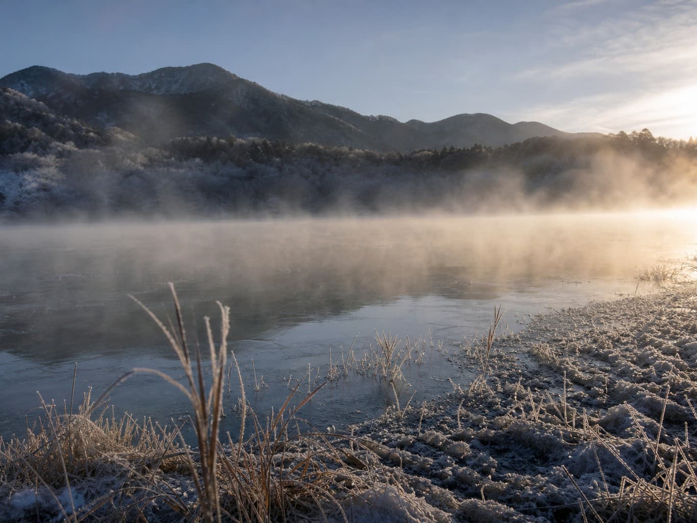 湯気が立ち上る冬の朝の湖 - Steam rising from a lake on a freezing winter morning