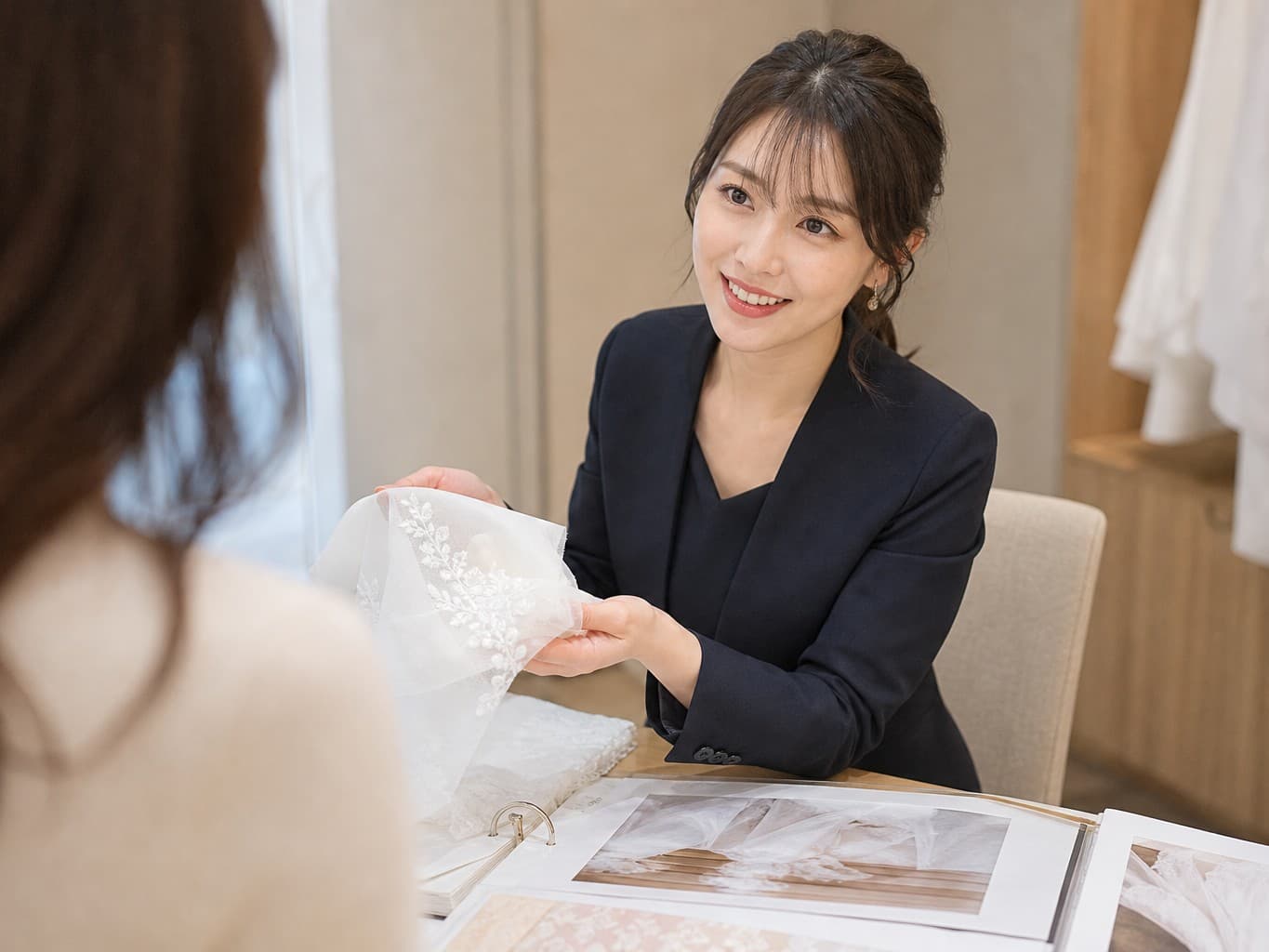 ドレスの打ち合わせをするウェディングプランナー - Wedding planner showing dress fabric samples to a client