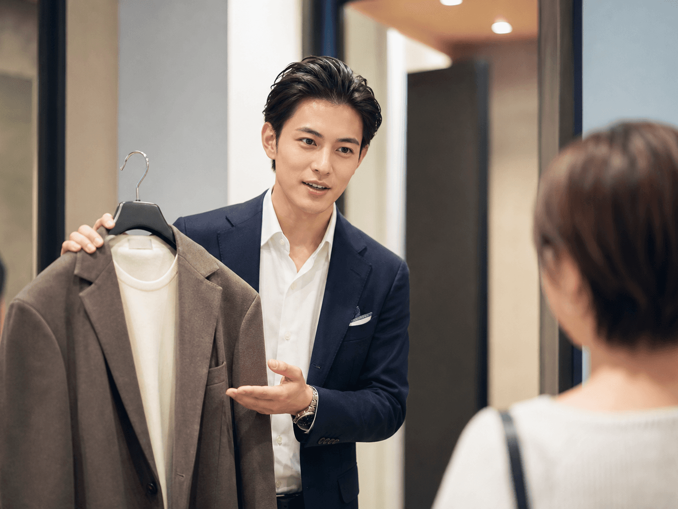 コーディネートを提案するスタイリスト - Personal Stylist Proposing an Outfit