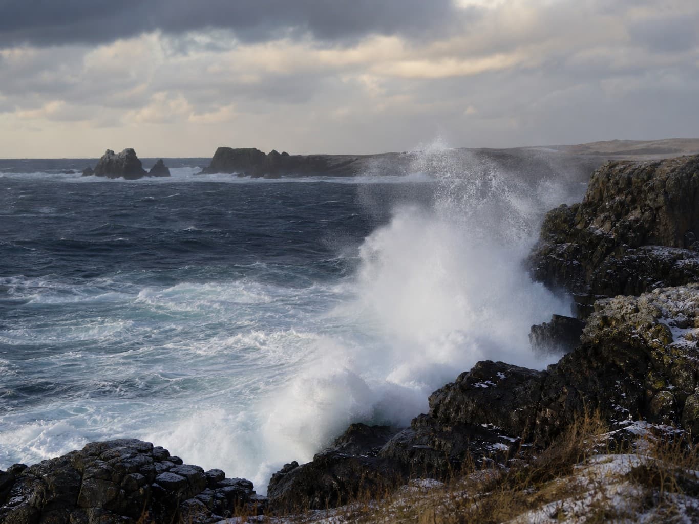 冬の荒波が打ち付ける海岸 - Winter waves crashing against coastal rocks