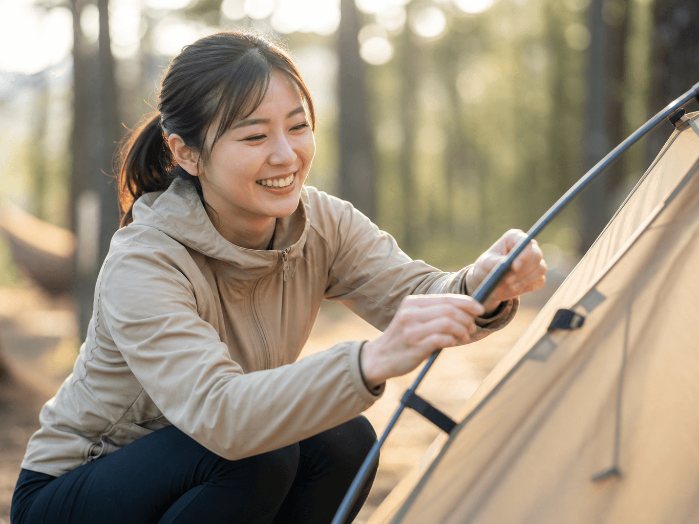 テントを設営するキャンパー - Camper Setting Up a Tent